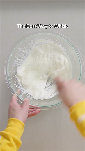 One little wrist motion is the secret to whipping cream to stiff peaks by hand. Learn more about this experiment from Cook's Illustrated in our bio. #whisking #howto #cooksillustrated #whisk #foodscience