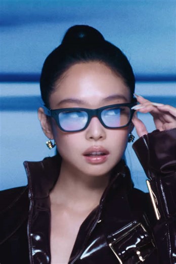 Rinnova il tuo look ispirandoti a Jennie. Scopri i nuovi Ray-Ban Meta pensati per chi porta lenti graduate: montatura più sottile e design progettato per accompagnarti ogni giorno.​ 🕶️ 0RW7001 2077 BLAYZER OPTICS​​ @raybanmeta @Ray-Ban ​​ #SalmoiraghieViganò #RayBanMeta #RayBan