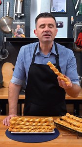 Sărățele cu brânză de oi 🧀🥨 Crocante la exterior, fragede în interior și cu gustul ăla bun de brânză de oi care nu are nevoie de prezentări. Se fac rapid, din câteva ingrediente, perfecte lângă un ceai, un pahar de vin sau pur și simplu ronțăite din tavă 😅 Tu cu ce fel de brânză le preferi ? 👀🔥 | Șef Paul Constantin