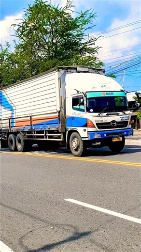 TRUK BESAR TRONTON HINO WING BOX MUATAN BERAT NGEBUT MELAJU CEPAT #shorts #trending #viral
