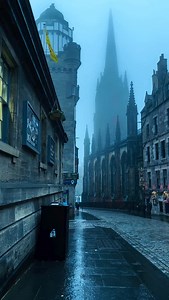 Mroczny Edynburg to miasto, w którym kamienna architektura, wąskie uliczki i zmienna pogoda tworzą charakterystyczny klimat. Historia jest tu widoczna na każdym kroku, a spokojny, nieco tajemniczy klimat miasta wyraźnie odróżnia je od innych europejskich stolic. | Tajemnicze Miejsca na Ziemi