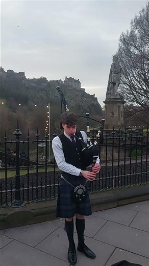 Dice “ciao” in italiano, poi suona l’anima della Scozia!