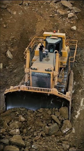 Komatsu D475A – One of the Biggest Bulldozers in the World! 💪
