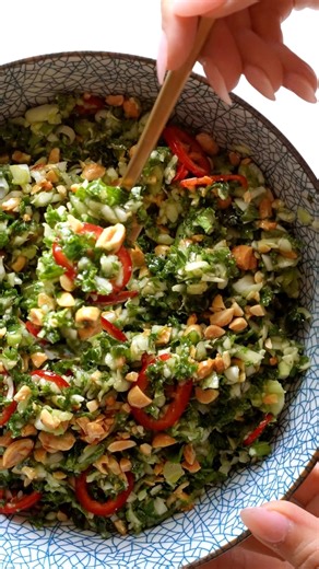 Meal prep this Roasted Peanut Kale Crunch Salad and be happy all week! | Pinch of Yum