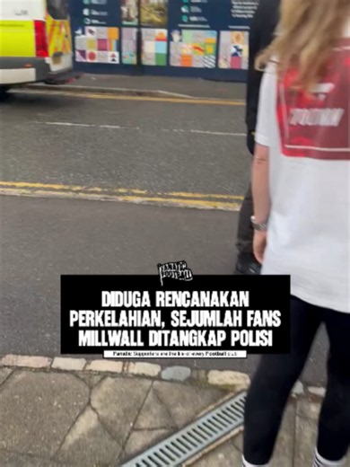 Sejumlah fans garis keras Millwall diamankan polisi Inggris jelang duel melawan West Ham United pada Sabtu (19/9). Penangkapan dilakukan di luar sebuah pub yang dikenal sebagai tempat berkumpulnya pendukung West Ham setelah polisi mendapat informasi terkait rencana perkelahian antarsuporter. Menurut informasi dari pihak Millwall, pertemuan tersebut disebut awalnya direncanakan oleh pendukung West Ham. Namun, sebagian pendukung West Ham kemudian membocorkan informasi tersebut kepada polisi. Polis