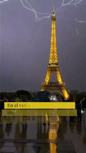 Un rayo impacta con fuerza en la zona más alta de la Torre Eiffel en plena tormenta eléctrica
