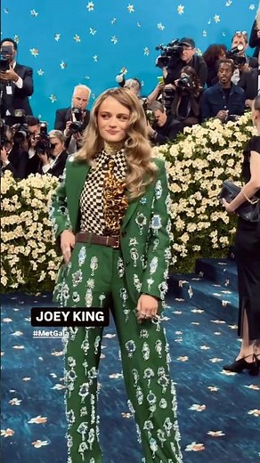 Joey King during the 2025 Met Gala. #joeyking