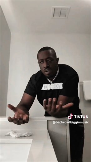 SHE KEEP CALLING MY PHONE!🧐👀 #morganwallen #lukecombs #zachbryan