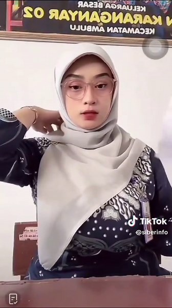 Bu Guru Salsa: Jember's Viral Dance Sensation