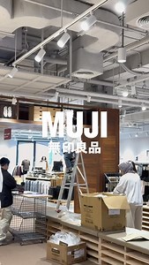 เบื้องหลังความทุ่มเทสู่การเปิดตัว MUJI Central World Flagship Store✨ พวกเราพนักงานและคณะผู้บริหาร MUJI Thailand ได้ทุ่มเทการทำงานอย่างหนักเพื่อเตรียมความพร้อม และมั่นใจว่าจะสามารถตอบโจทย์และรองรับลูกค้าทุกท่านได้อย่างดีที่สุด ขอขอบคุณสำหรับเสียงตอบรับที่อบอุ่นและดีเสมอมาจากลูกค้าที่น่ารักทุกท่าน 🙏 เราหวังเป็นอย่างยิ่งว่า MUJI Central World Flagship Store แห่งนี้ จะเป็นพื้นที่แห่งความสุขแห่งใหม่ และมอบประสบการณ์การช้อปปิ้งที่น่าประทับใจมากกว่าเดิมให้กับลูกค้าทุกคนต่อไป __________________________