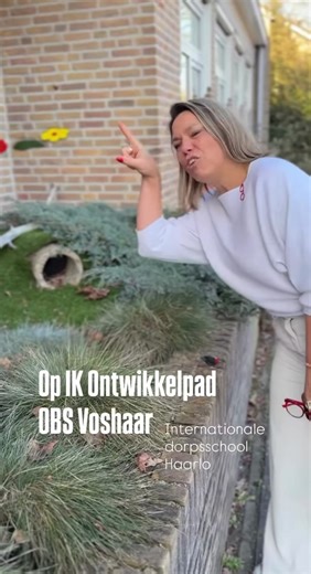 Afgelopen maandag genoten de kinderen van een extra dagje weekend, terwijl wij als team hard aan het werk waren tijdens de studiedag. Wij volgden een inspirerende training van IK Ontwikkel. IK Ontwikkel helpt leerkrachten hun vakmanschap te versterken door slim te verbinden wat leerlingen moeten leren, hoe we dat aanbieden en hoe we hun ontwikkeling volgen. We hebben veel nieuwe inzichten opgedaan en voelen ons weer extra scherp om ons onderwijs zo goed mogelijk af te stemmen op onze leerlingen.