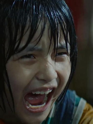 A frail girl bravely saves her father！#movie #film #movieclips
