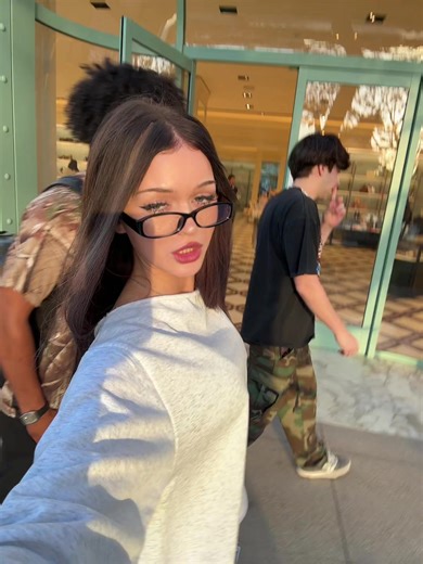 nevaaadaa (@neevaaada)’s videos with here remix - vivi'