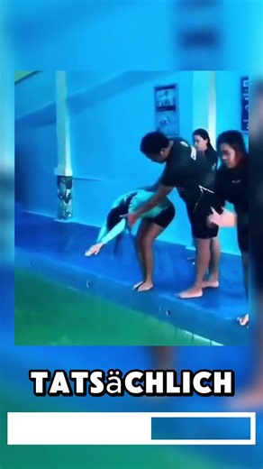 Sie kann keinen Kopfsprung 😱!