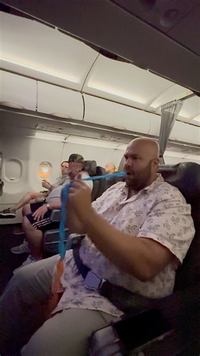 The guy in the back’s reaction 😂 #magic | Evan Era