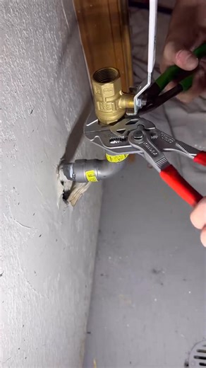 using Tool m12 fuel bandsaw and standard MegaPress jaws on a viega fitting #MilwaukeeTool #NothingButHeavyDuty_fix_003 | Emma Lentz