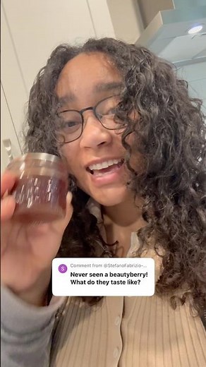 What Does Beautyberry REALLY Taste Like? 👀🍇