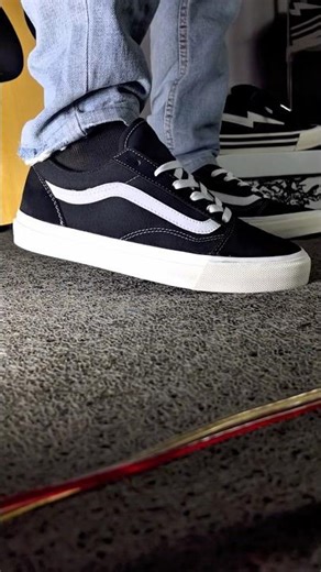 OUTFIT SEPATU KEREN YANG HARUS KALIAN PUNYA || SEPATU AWDS OLDSKOOL SHINE || SEPATU VIRAL