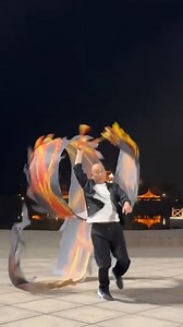 A fusion of strength and aesthetics! Check out this solo dragon dance in Yangzhou, #Jiangsu Province, where a skilled performer soars with the dragon in a breathtaking display of strength and artistry. #TrendinginChina | Xi's Moments