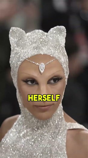 Doja Cat Blocks a Fan… But Nobody Knows Why