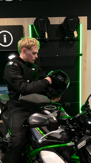 Motor Venray on Instagram: "𝗦𝗛𝗢𝗘𝗜 𝗚𝗧-𝗔𝗶𝗿 𝟯 𝗠𝗶𝗸𝗲 𝗧𝗖𝟰 - 𝗯𝗹𝗮𝗰𝗸/𝗴𝗿𝗲𝗲𝗻 🔹 QSV-2 zonnevizier, wasbare pads & voorbereid voor SENA® SRL3 🔹 Geoptimaliseerde ventilatie 🔹 Nieuwe CNS-1C vizier met center-lock & verbeterde aerodynamica Nu verkrijgbaar in onze winkel! 🏁 #MotorVenray #Motorhelm #SHOEI #GTair3"