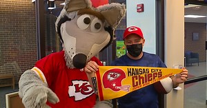 Kansas City Chiefs, KC Wolf make surprise visit to Olathe elementary school