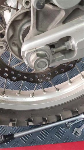 how to adjust the chain slacks with using for each colour sticker #tutorial #infomative #starseverywherefbreelsvideo #allfollowers #motorcycle #mechanic #infomative #motorcyclerepair #StarsEverywhere #tutorialvideo #MotorcycleMaintenance #mechaniclife Part 1 | Alberto Mantong Alabar