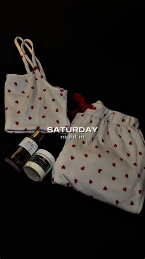 appreciating the soft nights as an entrepreneur>>✨ Oh and this cashmere scented shea butter from @Succulant Products has become a statement in my top 3 favorite body care items 🌱 #supportsmallbiz #saturdaynight #inside