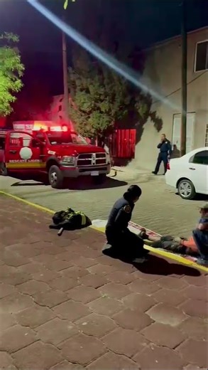 Queda atrapado en alcantarilla y lo rescatan