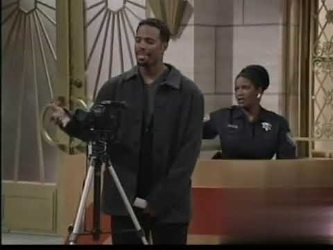 The Wayans Bros 5x07 - Marlon throws a football at Pops