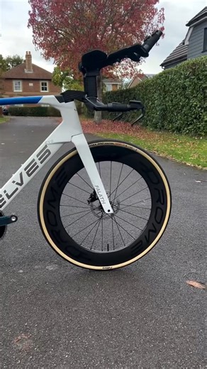 Elvesbike on Instagram: "Falath Evo setup รถ TT เพื่อการแข่งขัน ราย จับเวลาหรือ Time trial เพื่อให้เขากติกา และ ยังสามารถแข่งขันประเภท TT . Elves Falath EVO Aero Performance Redefined ---------------- เข้าร่วมความเร็วไปกับพวกเรา Elves Global Cycling Community 🚴‍♀️✨ เพราะความเร็ว... คือเสรีภาพที่เราเลือกเอง ---------------- #ElvesBike #FalathEvo #AeroBike #SpeedWithStyle #RideFast #AeroIsEverything #CyclingFreedom #UnleashTheBeast #RaceReady #BlackEdition #DarkSpeed #PerformanceDriven #ElvesGlob