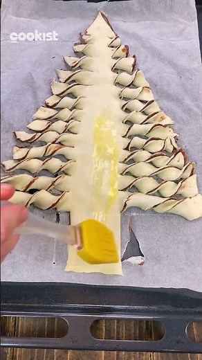Puff pastry Christmas tree: a last-minute holiday idea made with just 2 ingredients! 🎄✨