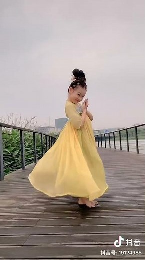 Chinese little girl dancing traditional Chinese dance: "Beauty Walk"