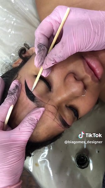 Henna✨🖌️ #hennatattoo #henna #designerdesobrancelhas #designcomhenna #designdesobrancelhas #sobrancelhasperfeitas #sobrancelhasperfeitas #empreendedor #foruyou #foryoupage❤️❤️