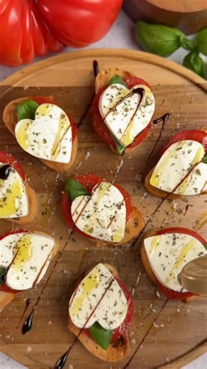 Kateryna Barger on Instagram: "Easy as 1, 2, 3! These little Caprese bites come together in minutes and are so, so, so gooood! Perfect Appetizer ! 🙌 - toasted baguette, rubbed with garlic - ripe tomatoes - fresh basil (use as much or as little as you like) - mozzarella - dried basil leaves (optional) -salt -olive oil and balsamic glaze For more ideas, follow ⬇️ @katerynascafe #appetizer #caprese #easyappetizer #partyappetizer feedfeed eeeeeats #viralrecipe viralfood"