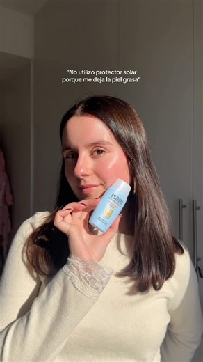 ISDIN on Instagram: "Ya no hay excusas: Fusion Water MAGIC es ese aliado que hace fácil la fotoprotección diaria, sin brillos ni residuo graso.🤍✨ Su fórmula de base acuosa se absorbe en segundos, no obstruye los poros y tiene una textura ultraligera. El resultado es una alta protección Full Spectrum (contra los rayos UVB, UVA, UVA-1, la luz azul, IR-A y la contaminación), con un acabado invisible, ligero y cómodo, incluso en pieles mixtas o grasas. Marcela ya lo ha probado y lo confirma. ¿Y tú,