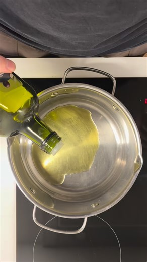 Ronnie Jensen - Personlig træner Aalborg on Instagram: "Nem, sund, proteinrig og billig kyllingelasagne 🍝🔥 Mealprep-friendly og perfekt til en travl hverdag! 🥕 Du skal bruge: 2 løg 4 gulerødder 450 g kyllingebryst ½ liter madfløde 1 kyllingebouillon opløst i 1 dl vand ½ liter pastasovs 75 g spinatblade 4 fed hvidløg Salt, peber, karry, hvidløgspulver og paprika 👩‍🍳 Sådan gør du: 1️⃣ Hak løg, hvidløg og gulerødderne og sauter dem 5min 2️⃣ Skær kyllingen i tynde skiver og brun den på panden.