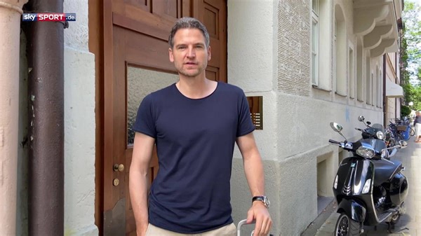 Sky Reporter Peter Hardenacke mit guten Nachrichten