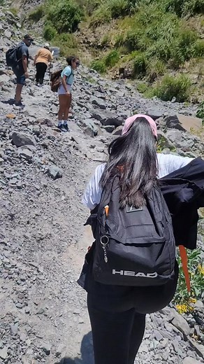 Media hora subiendo y sentis que no llegas nunca. Camino a Laguna Esmeralda | José Castro