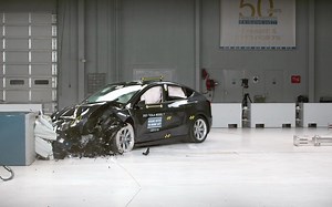 2021 特斯拉 Model Y 中度重叠 IIHS 碰撞测试