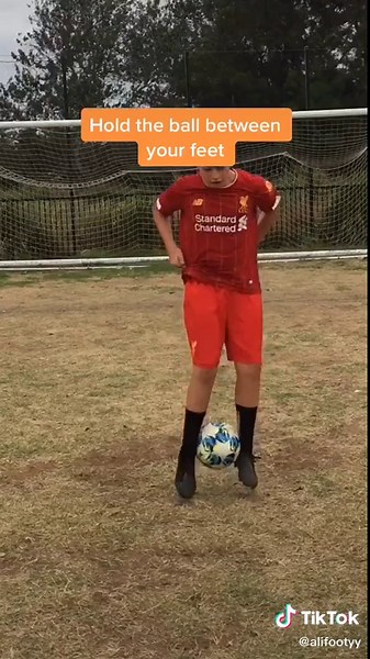 Flick Up Tutorial By @vasililaliotis🔥 #soccer #football #futbol #foryoupage #foryou #4u #fyp #fypage #soccerboy #viral #trending #feature #tutorial