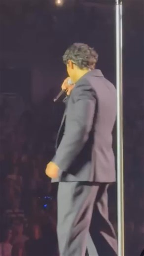 Joan’s Brothers performing “Leave Befoee You Love Me”in Wichita, KA tonight. 📸: missapw on. x | Jonas Brothers Daily News