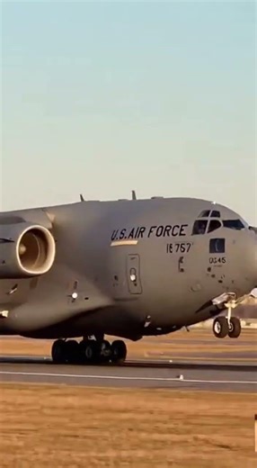 Boeing C-17 Globemaster III Cargo Plane Emergency Landing – Single Engine Approach #aircraft