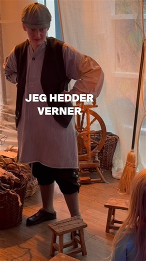 Hvordan var livet på landet for 200 år siden? I 'Bollemælk på bondegården' møder børnene bondemanden Verner og stiller ham omkring 400 spørgsmål på under en halv time 😅 Tak til vores skuespillere, der bringer fortiden til live og møder børnenes nysgerrighed med et smil 👏 Tag hele familien med på en tidsrejse og se, om I kunne have overlevet som jeres forfædre. Se programmet og planlæg jeres besøg på nationalmuseet.dk 🏹 | Nationalmuseet
