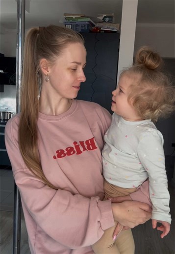 🍅 Domowa zupa pomidorowa na rosole Jeśli lubicie klasyczną, domową pomidorówkę - taką delikatną, ale z głębokim smakiem - to właśnie tak przygotowuję ją u nas w domu. 📝 Składniki \t•\tok. 3 l wody \t•\tporcja rosołowa z indyka (u mnie z Biedronki - skrzydło i szyja) \t•\t2-3 marchewki \t•\t1-2 korzenie pietruszki \t•\t¼ selera \t•\tpor (ok. 2 większe kawałki) \t•\t½ cebuli \t•\t5-6 ziaren ziela angielskiego \t•\t3-4 liście laurowe \t•\t10-15 ziaren pieprzu \t•\t1 większy słoiczek koncentratu p