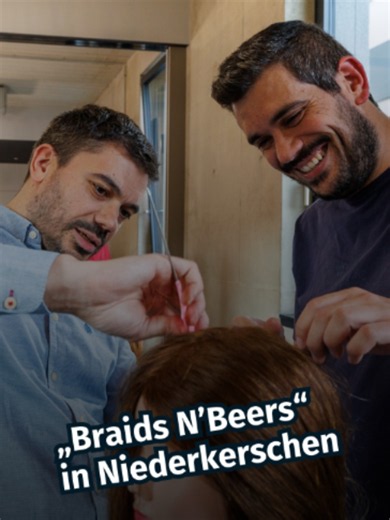 💇‍♀️ 🍻 Im Ferber-Salon in Niederkerschen hat der Workshop „Braids N’Beers“ stattgefunden, bei dem Väter bei einem Bier lernen, ihren Kindern Zöpfe und andere Alltagsfrisuren zu flechten. Das ganze Video findet ihr hier 👉 https://www.wort.lu/panorama/von-samurai-frisuren-alltagszoepfen-und-bier-wie-vaeter-lernen-mit-langen-haaren-umzugehen/159141602.html Video: Claude Piscitelli #luxembourg #luxemburg #letzebuergerwort