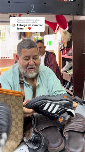 Respuesta a @ReparadoraelcometaTV #le entregamos los mundial team #NFLSneakers #elcometatesydespués