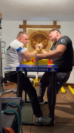 Acum un an, Cosmin a intrat pentru prima dată în sala noastră. De atunci, nu l-a mai oprit nimic. Rezultatele vorbesc singure: două titluri de campion național și medalii de bronz la Europene și Mondiale, în cea mai grea categorie de tineret, 110 kg. Performanțe pe care mulți le caută o viață întreagă,rar vezi o evoluție atât de rapidă. Dacă își păstrează direcția asta, în scurt timp o să-mi dea bătăi de cap la masă,și nu glumesc. În viața de zi cu zi, Cosmin e polițist, deci e obișnuit să pună