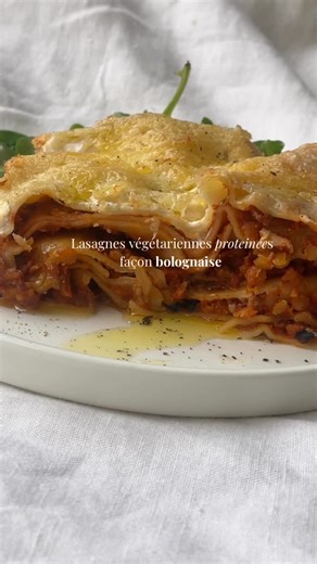 Charlotte Cayla | Troubles digestifs & stress | on Instagram: "🍝 Lasagnes végétariennes protéinées façon bolognaise. Le plat réconfort par excellence avec cette grisaille ou le plat parfait pour les grandes tablées et une très belle alternative riche en protéines végétales. La recette 👩🏼‍🍳 pour 6 personnes Ingrédients • 3 carottes râpées • 500 g de champignons hachés • 200g de tofu fumé râpé • 2 oignons rouges • 200 g de lentilles corail • 500 ml coulis + 400 g pulpe de tomate • 12–15 feuill
