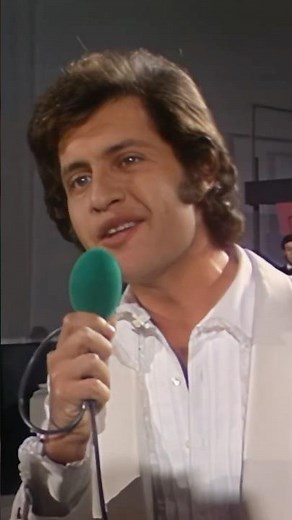 In 1970, Joe Dassin performed Les Champs-Élysées on German TV at the Festival europaïscher Schlager.